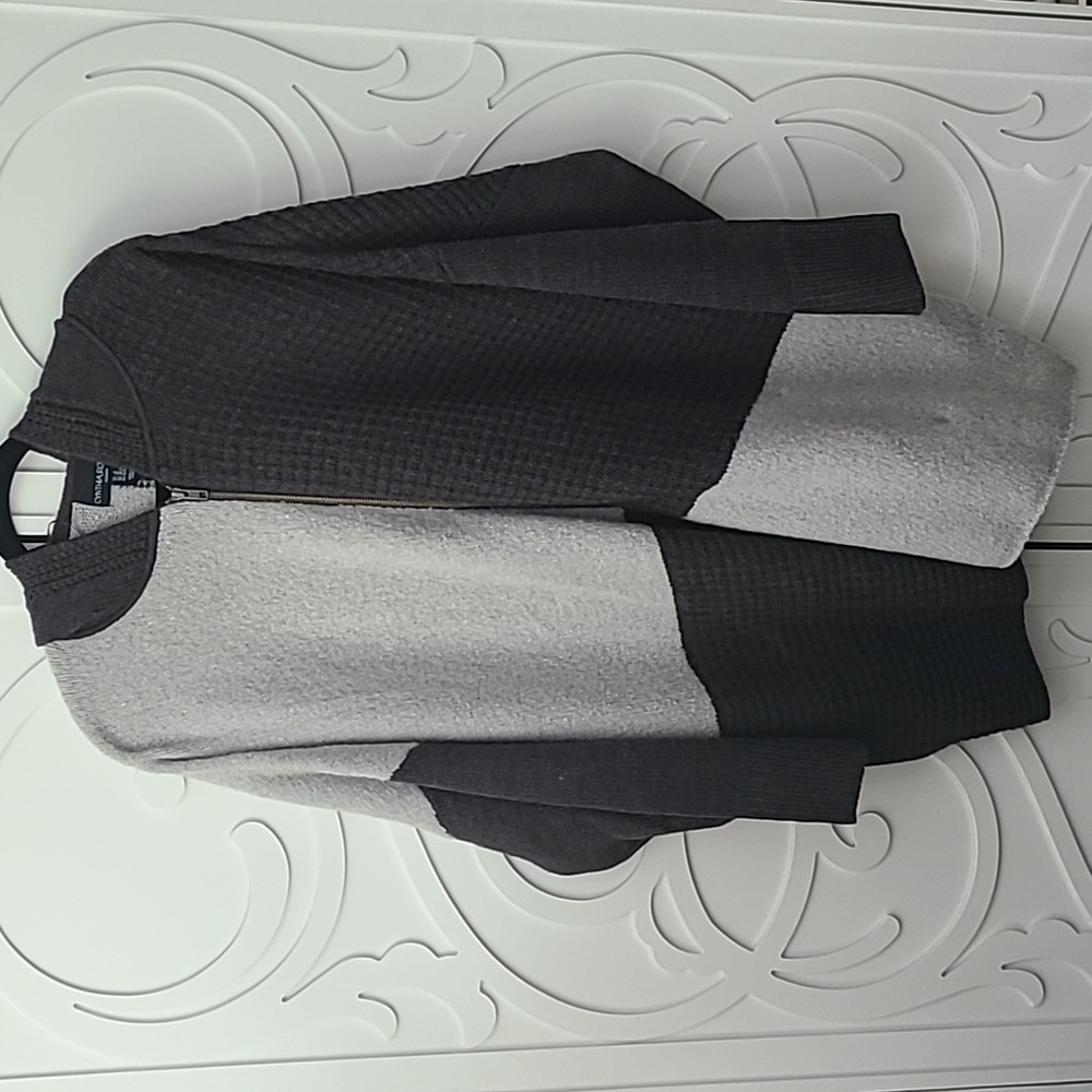 🎄 NWOT Hooded Sweater with Zipper